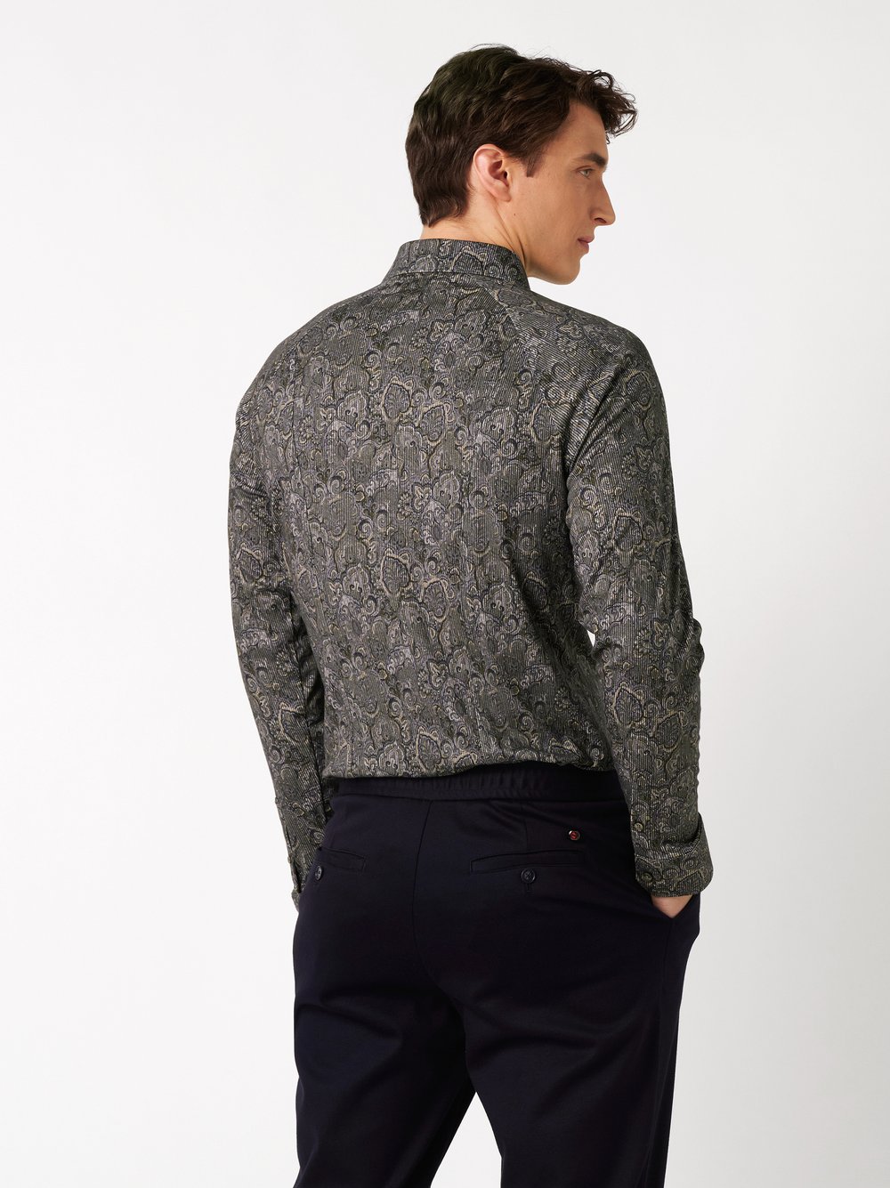 Mens shirt casual kent in mossgreen corduroy paisley, back view worn by model