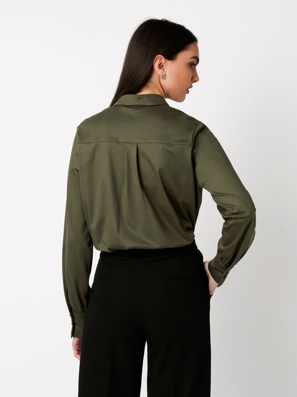 Damenbluse Lizzy in olive, Rueckansicht am Model getragen