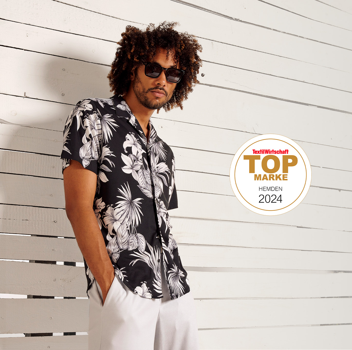 Mann in Jersey-Hawaiihemd von DESOTO – lässiger Look der Herrenkollektion.