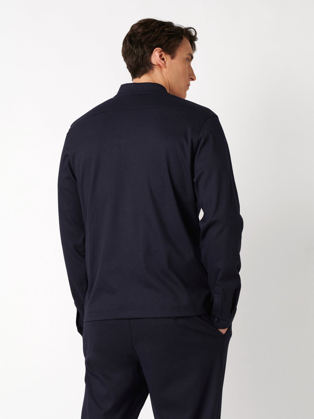 Herrenjacke Casual College Jacket in dark navy twill, Rueckansicht am Model getragen