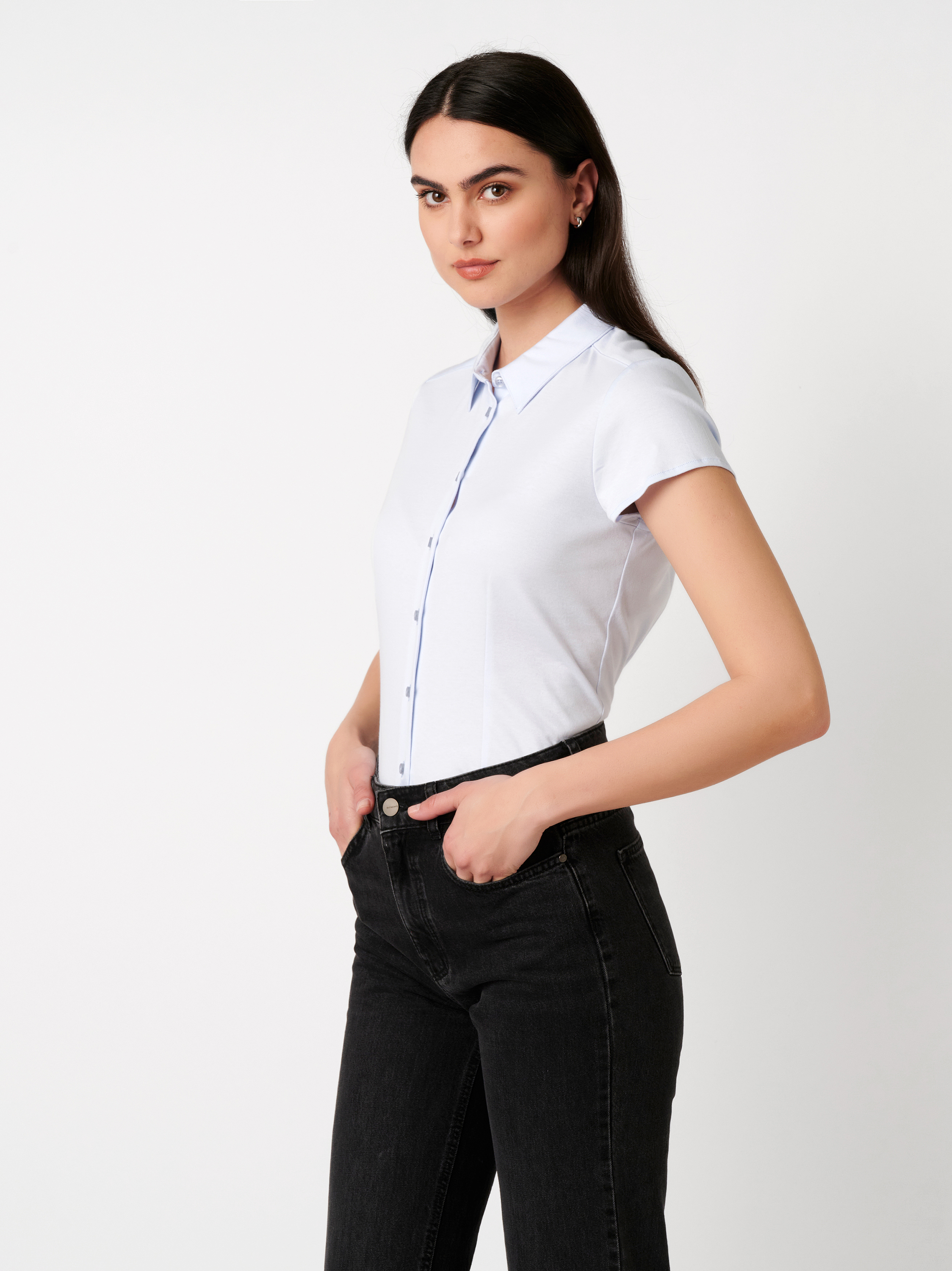 Damenbluse Pia in small stripe white blue, Frontansicht am Model getragen