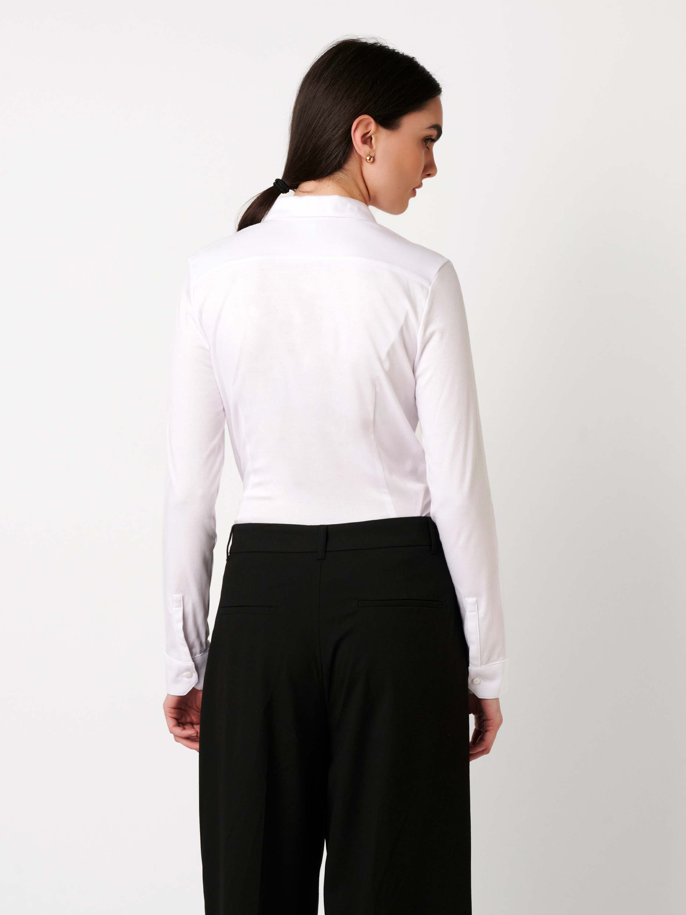 Damenbluse Pia in solid white, Rueckansicht am Model getragen