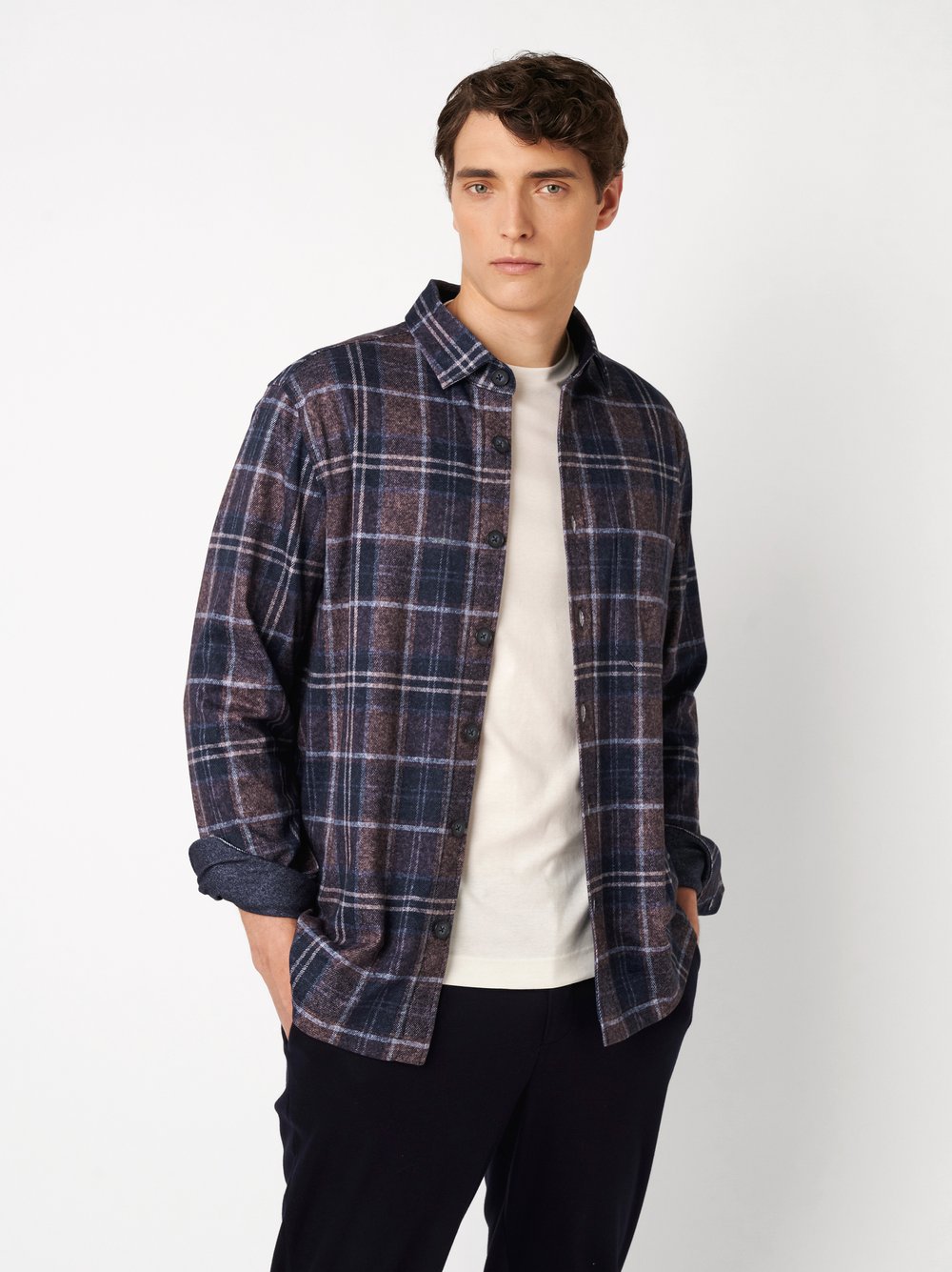 Herrenhemd Casual Shacket in navy brown flannel check, Frontansicht am Model getragen