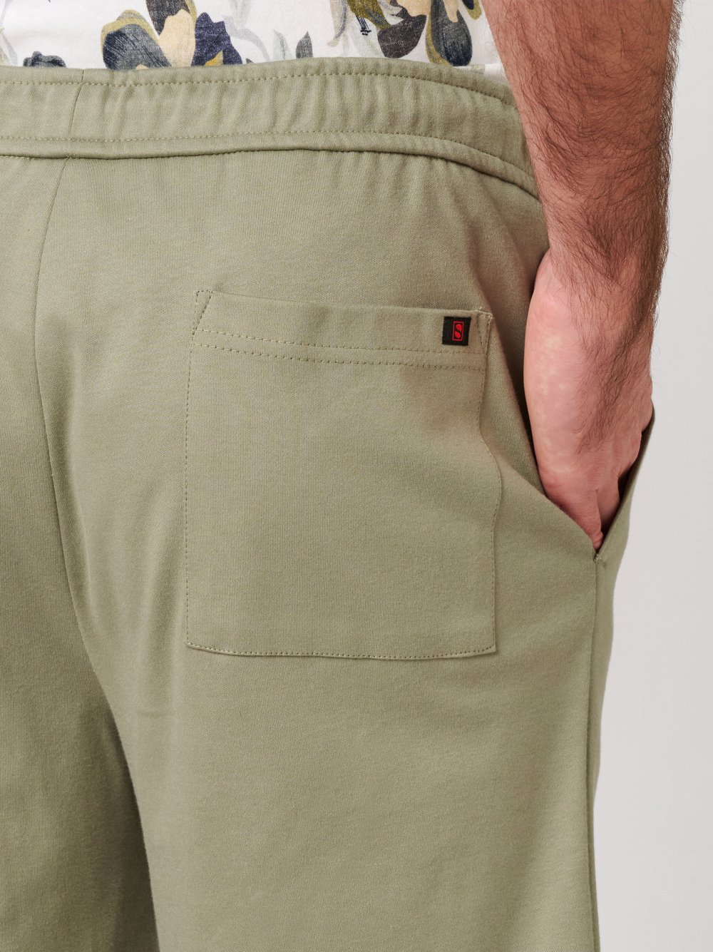 Mens shorts casual in solid green, detail view