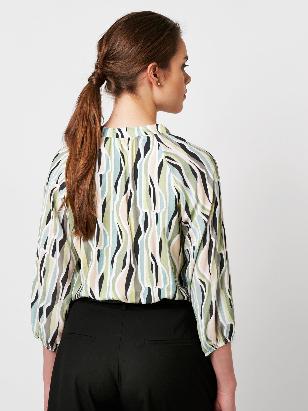 Bluse Lana abstract apple mint black Rueckansicht Bluse Lana abstract apple mint black Rueckansicht