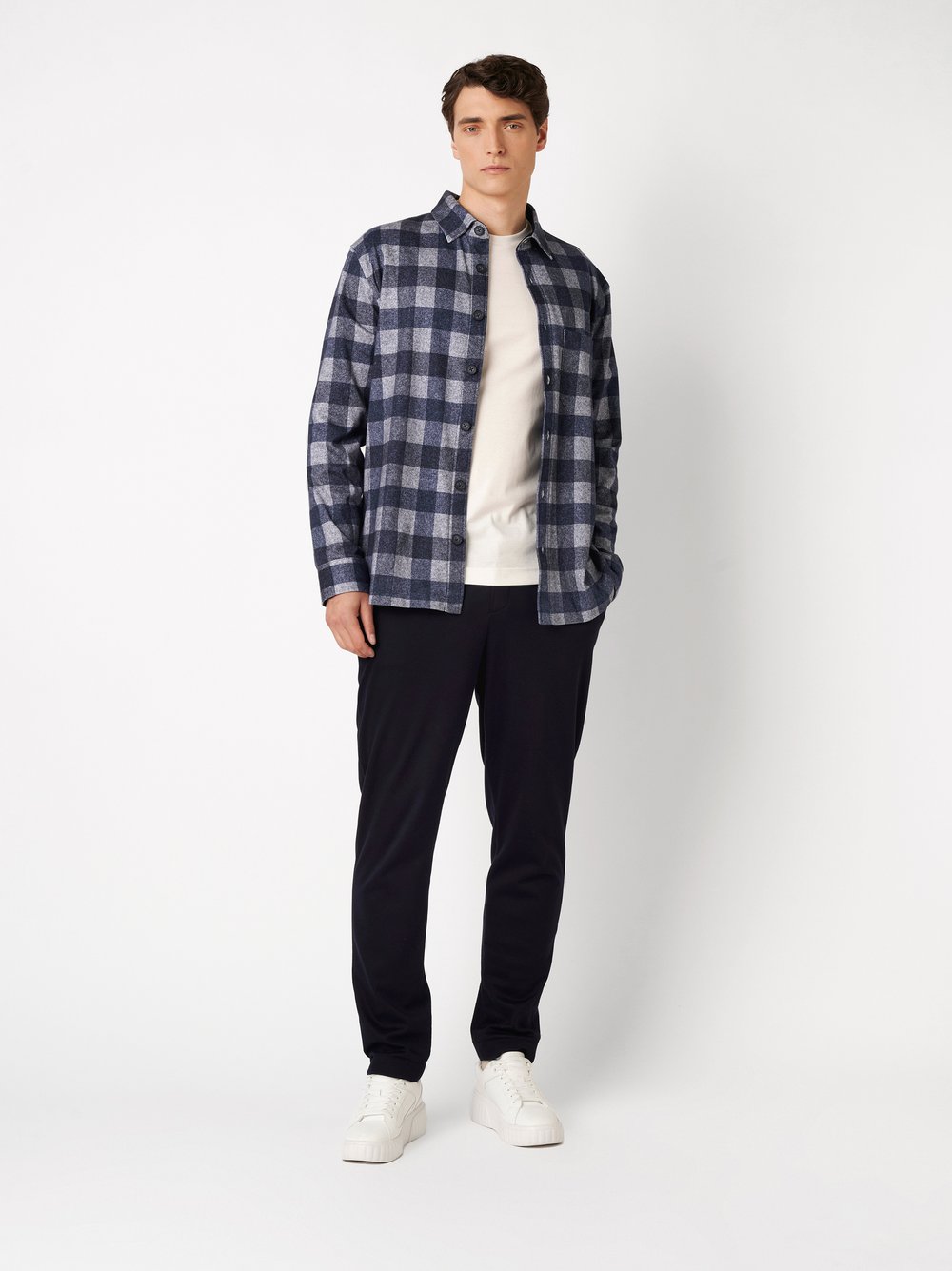 Herrenhemd Casual Shacket in grey blue flannel check, Outfitansicht am Model