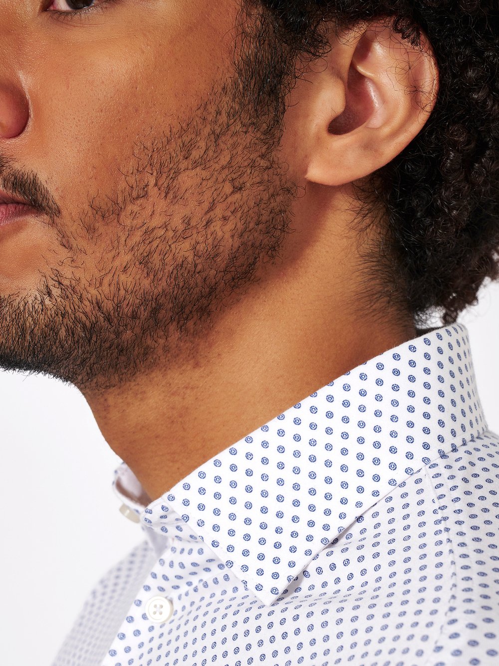 Mens shirt casual kent in white with blue dots, detail view