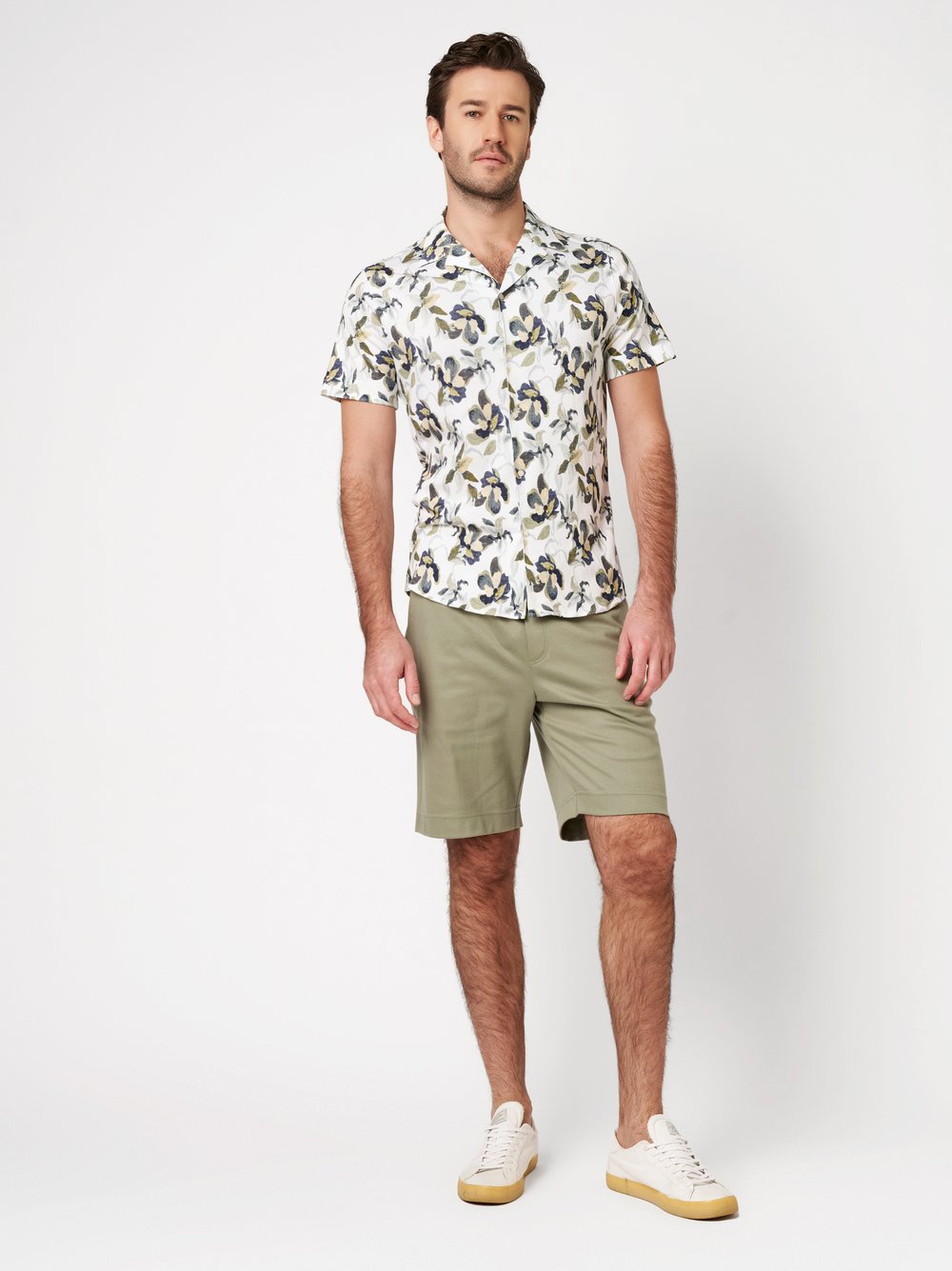 Mens shirt casual lido in green and blue flowers, outfit view worn by model