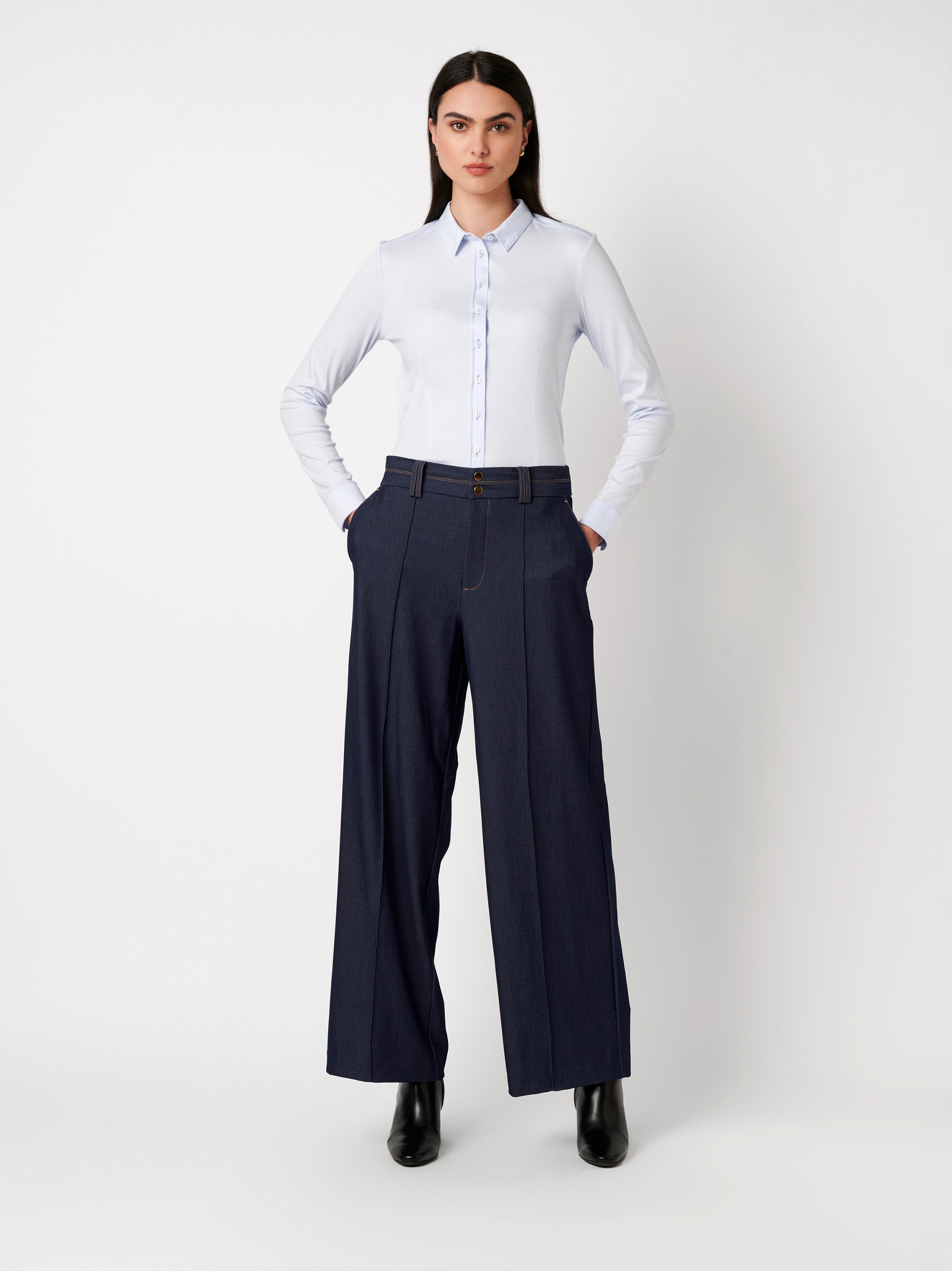 Damenbluse Pia in solid light blue, Outfitansicht am Model