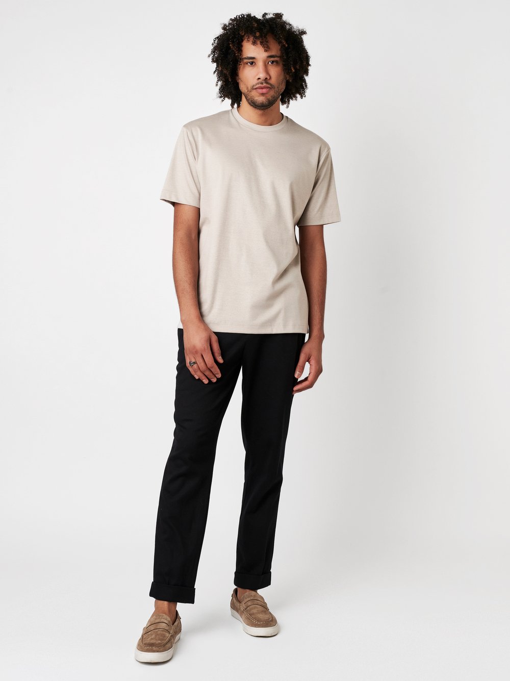 Mens T-shirt casual roundneck in light sonte pique, outfit view worn by model