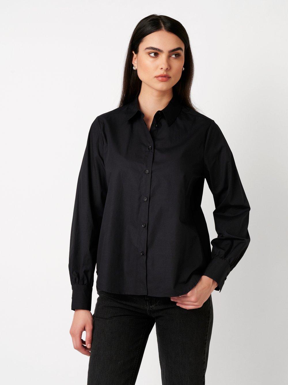 Damenbluse Lizzy in solid black, Frontansicht am Model getragen