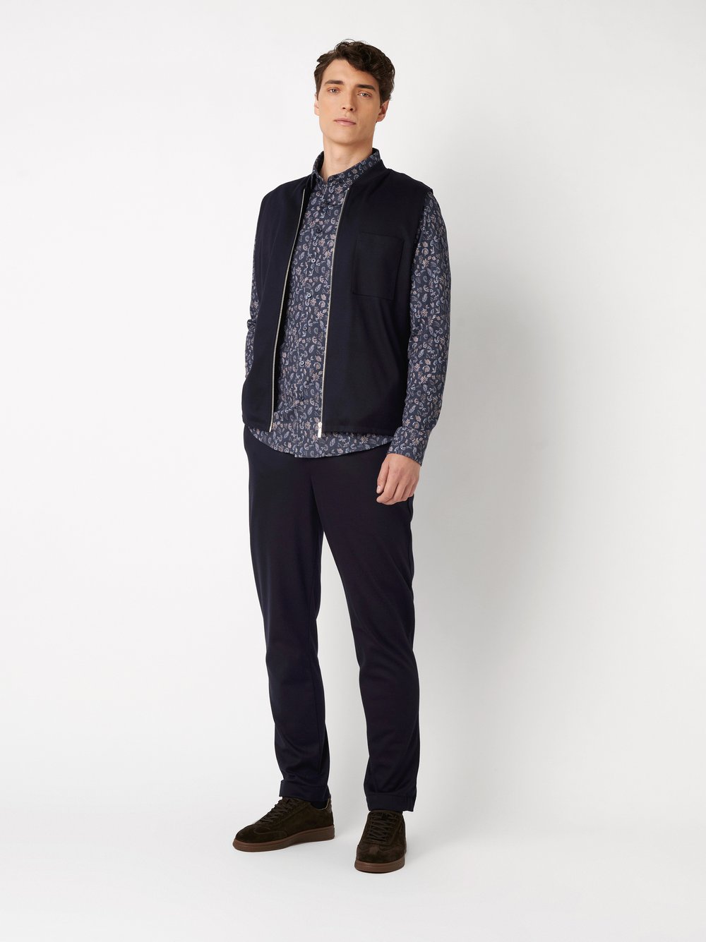 Herrenweste Casual Zip Vest in solid navy, Outfitansicht am Model