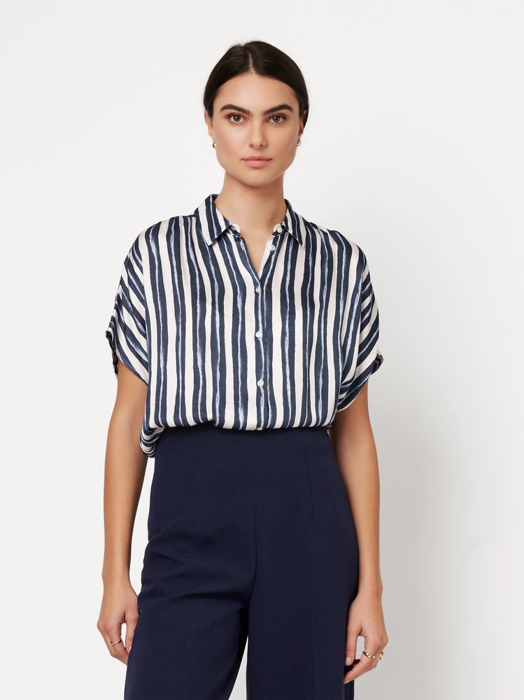 Damenbluse Florine in blue aqua stripe, Frontansicht am Model getragen