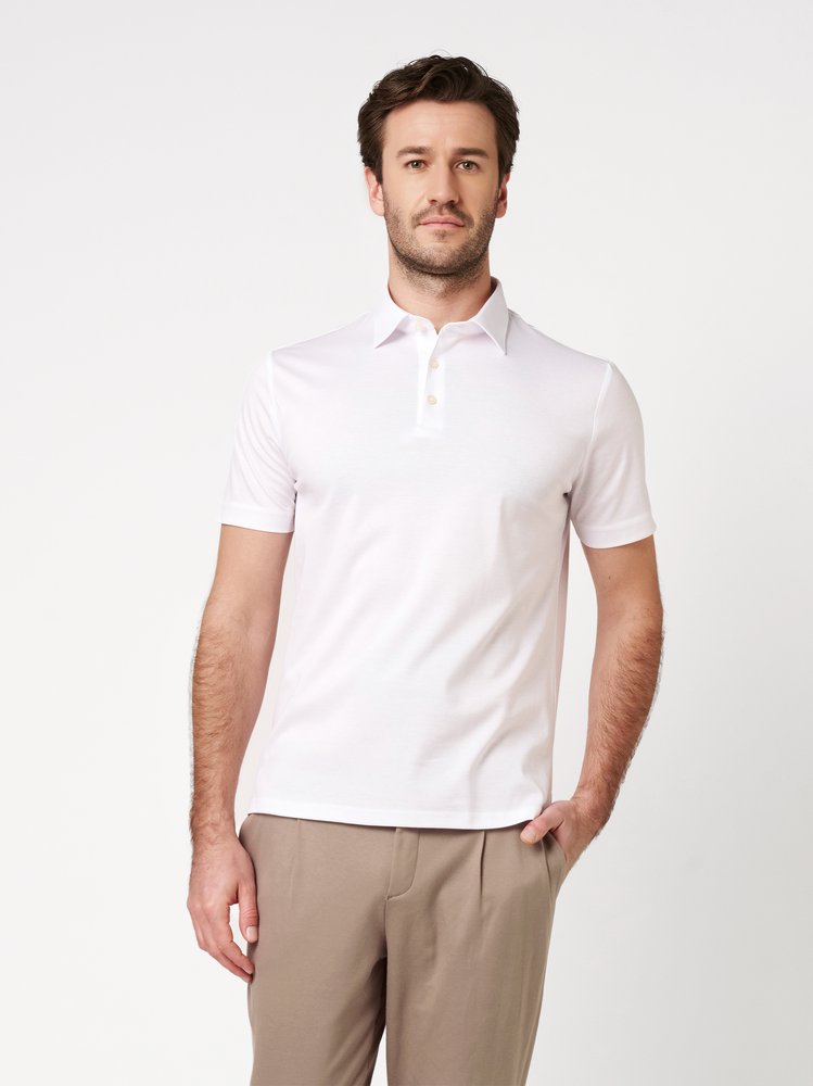 Herrenpolo Essential Kent in white pique, Frontansicht am Model getragen