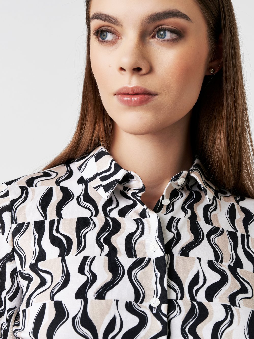 Bluse Pia abstract black sand white Detailansicht Bluse Pia abstract black sand white Detailansicht