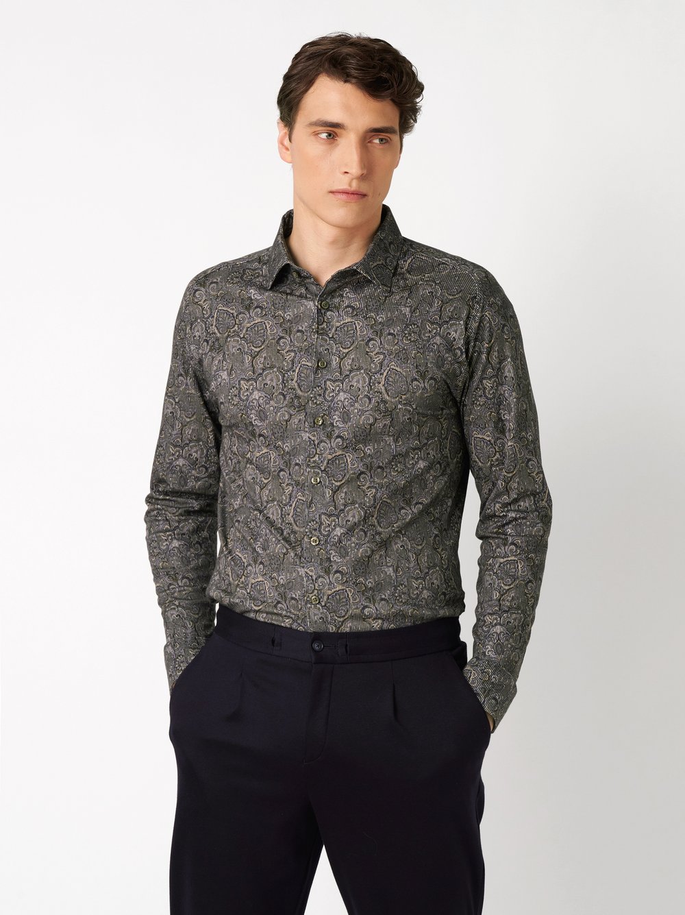 Mens shirt casual kent in mossgreen corduroy paisley, front view worn by model