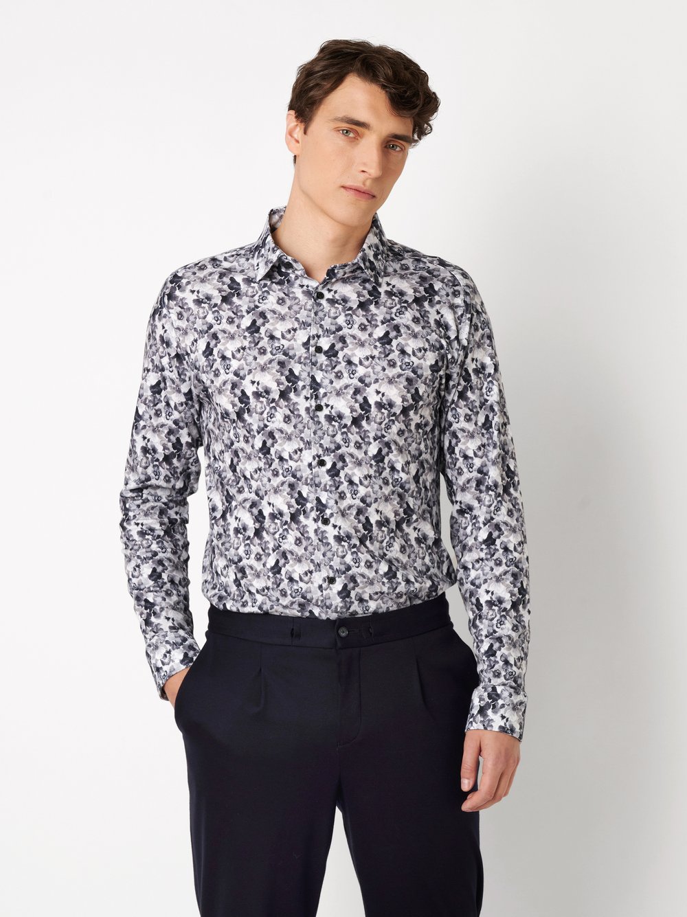 Mens shirt casual kent in greyish flowers, front view worn by model