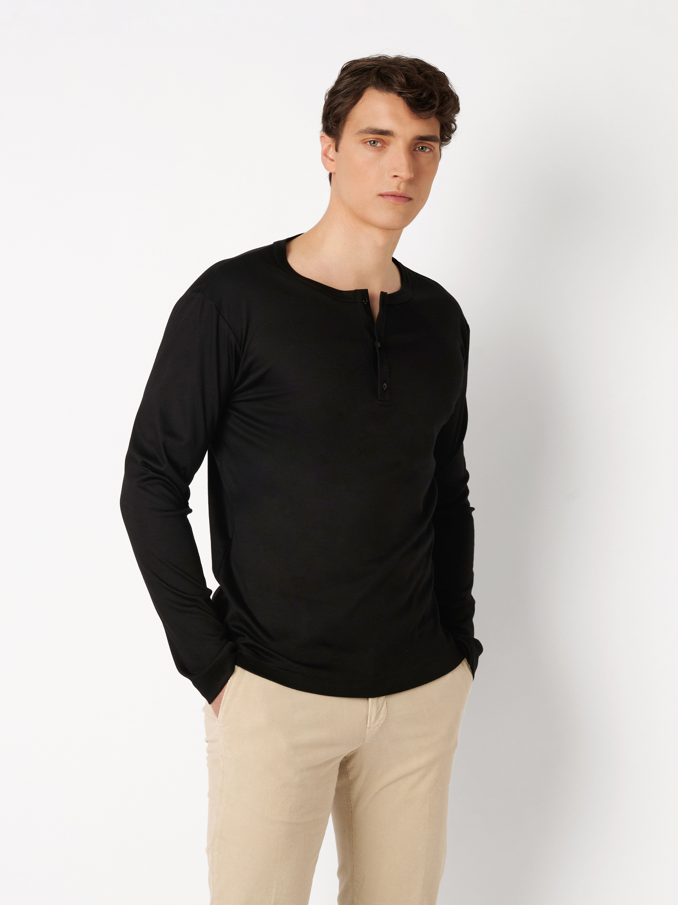 Herrenpolo Casual Henley in solid black, Frontansicht am Model getragen