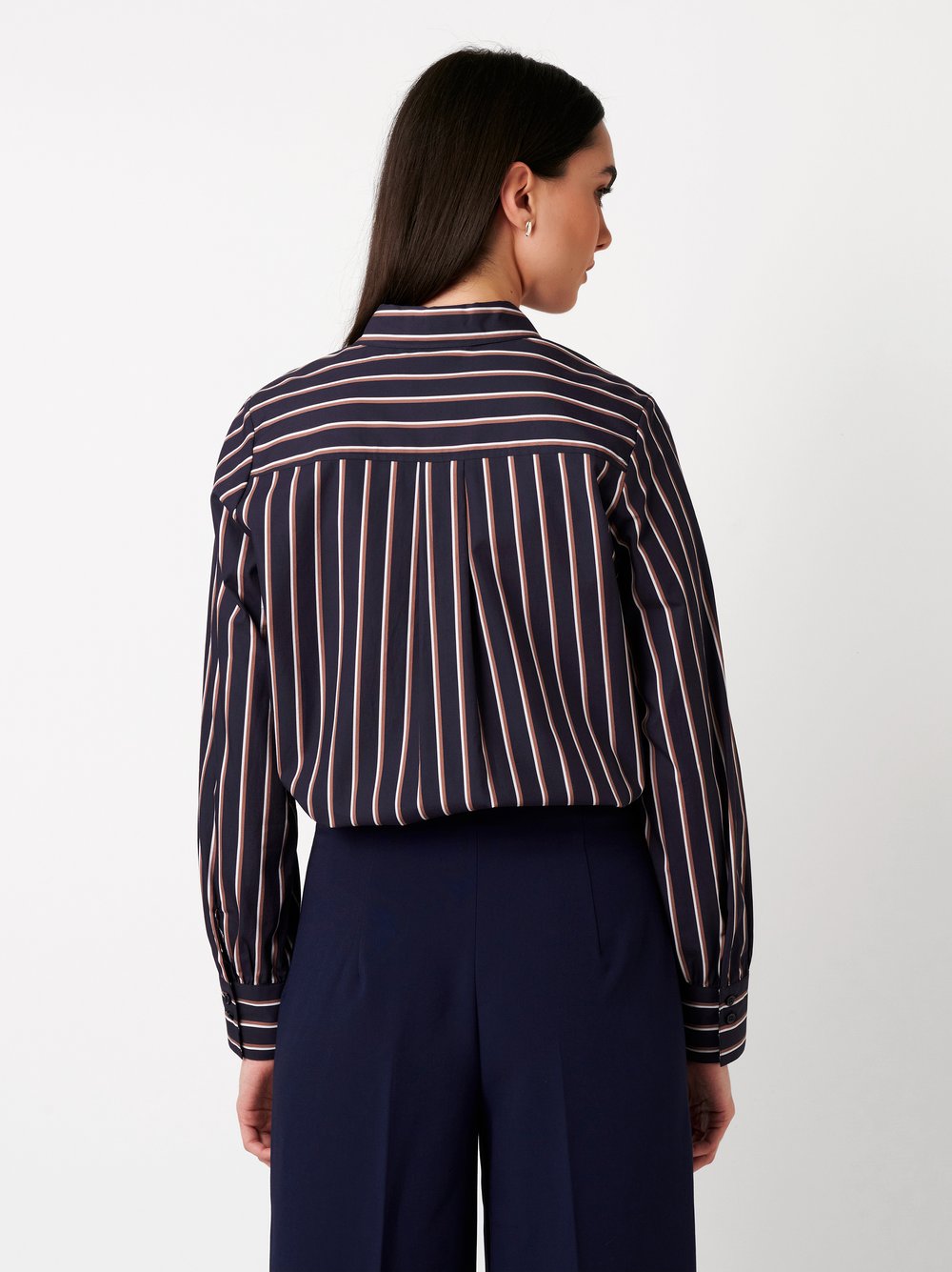 Damenbluse Lizzy in striped navy mocha, Rueckansicht am Model getragen