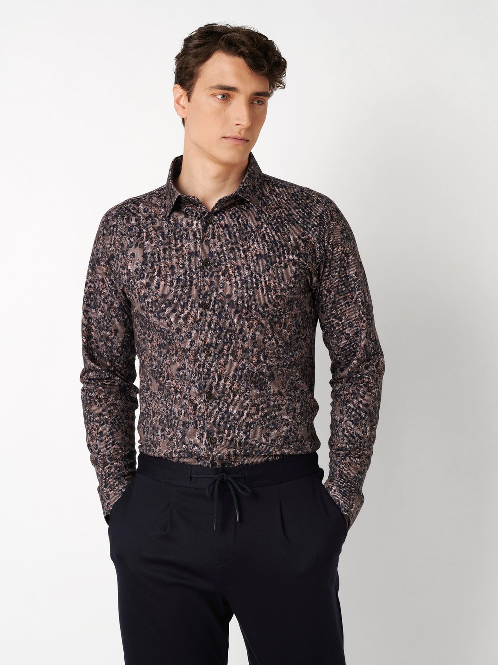 Mens shirt casual kent in dark wood corduroy paisley, front view worn by model