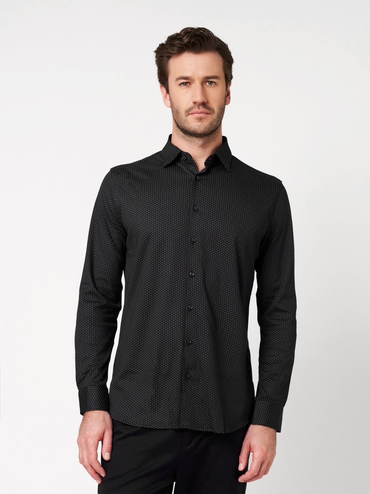 Herrenhemd Essential Kent in dark blue beige flowers, Frontansicht am Model getragen