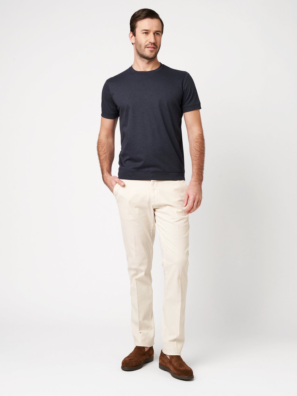 Mens T-shirt luxury roundneck in blue oxford, outfit view worn by model