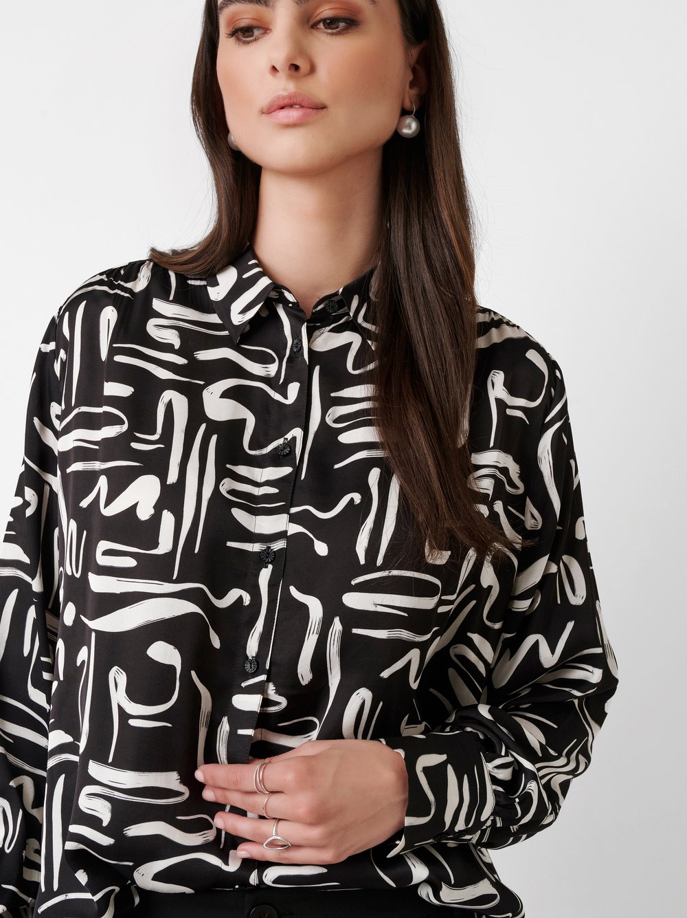 Blouse Lena handpainted creme on black detail view