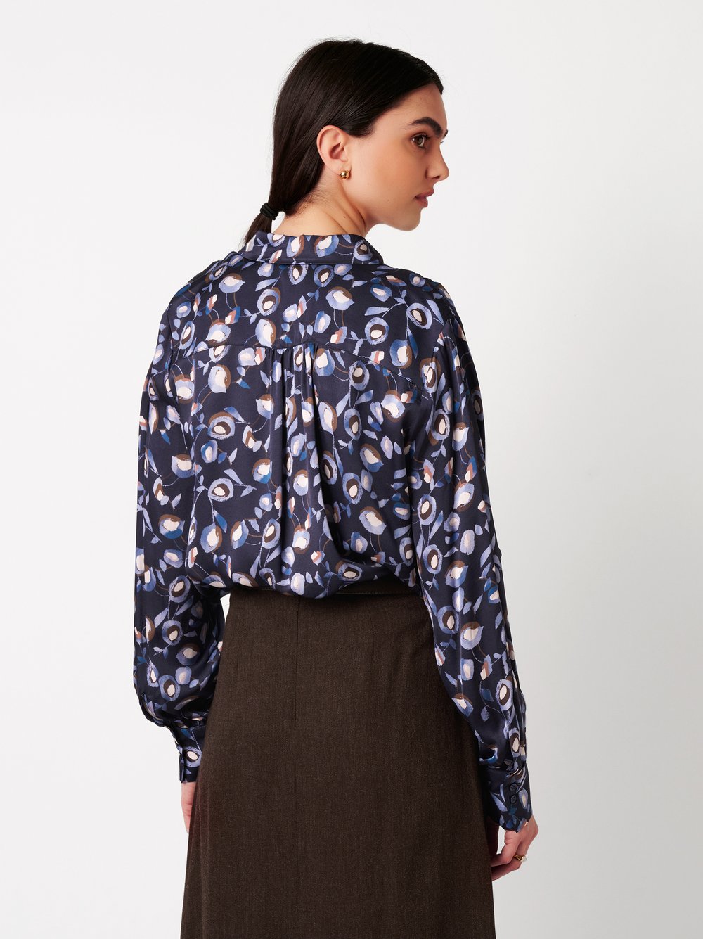 Damenbluse Lena in muted meadow navy, Rueckansicht am Model getragen