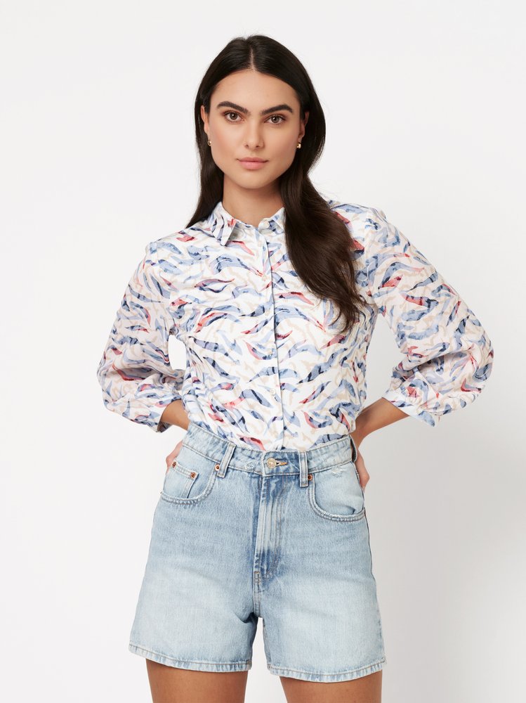 Damenbluse Pia in multicolour abstract zebra, Frontansicht am Model getragen