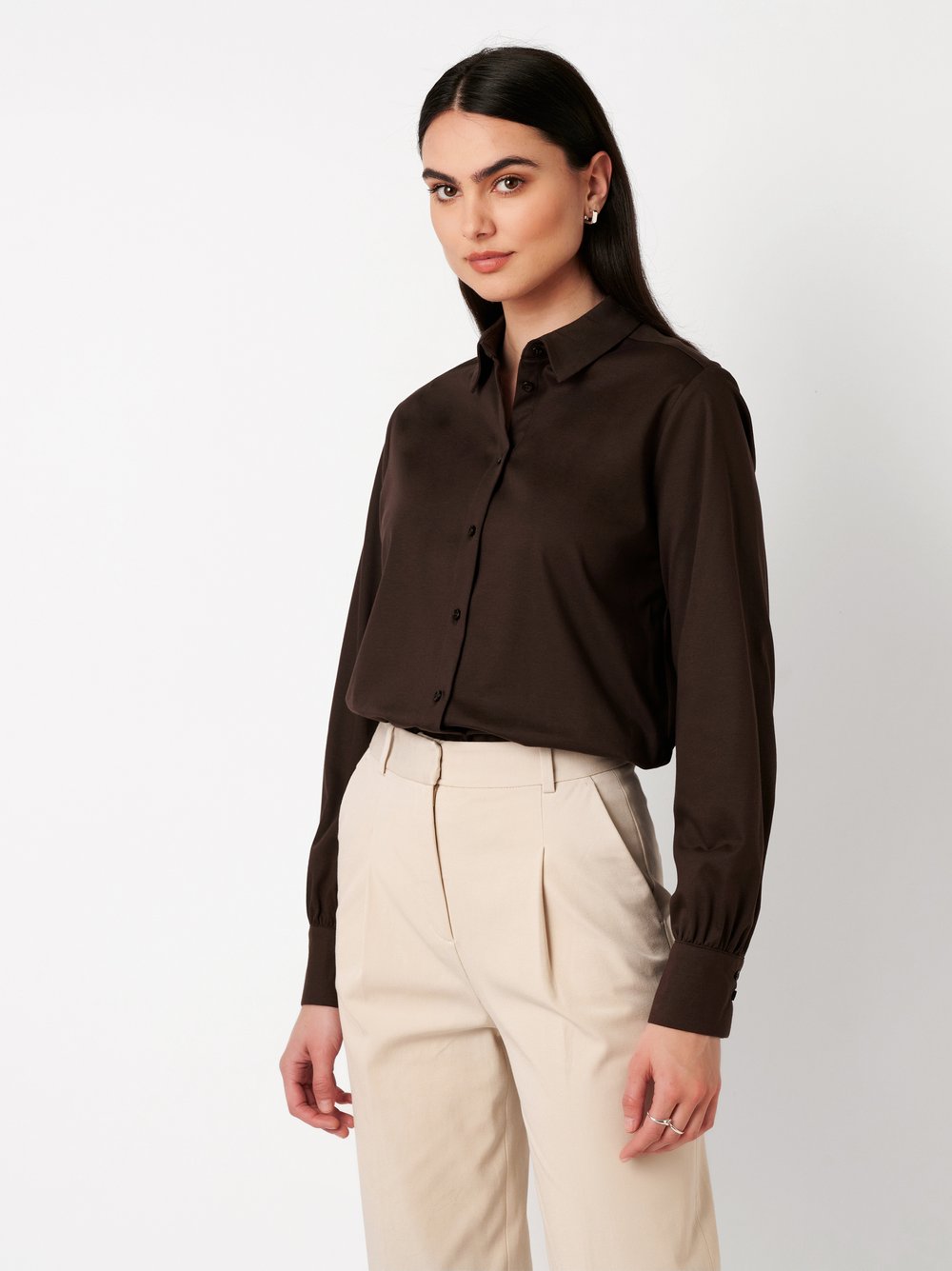 Damenbluse Lizzy in mocha, Frontansicht am Model getragen