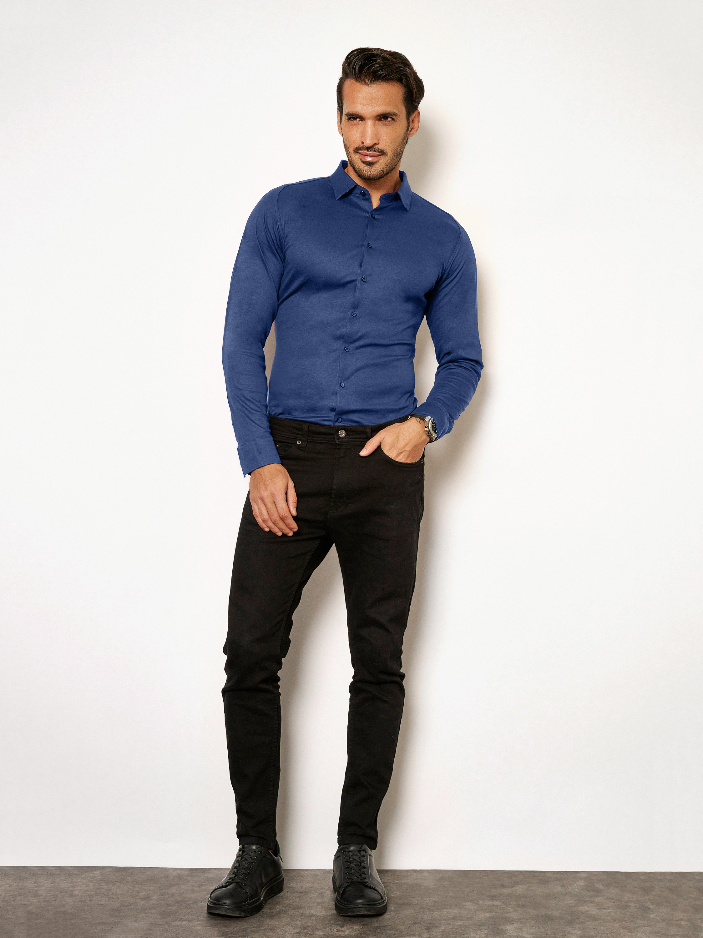 Mens shirt casual kent in blue pique, outfit view worn by model