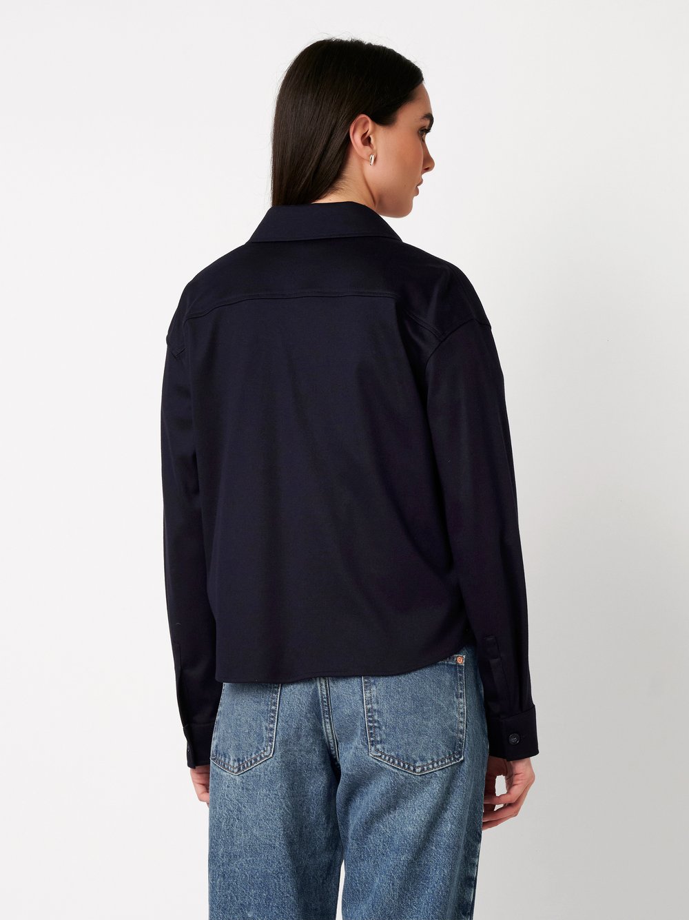 Damenbluse Sina in solid midnight blue, Rueckansicht am Model getragen