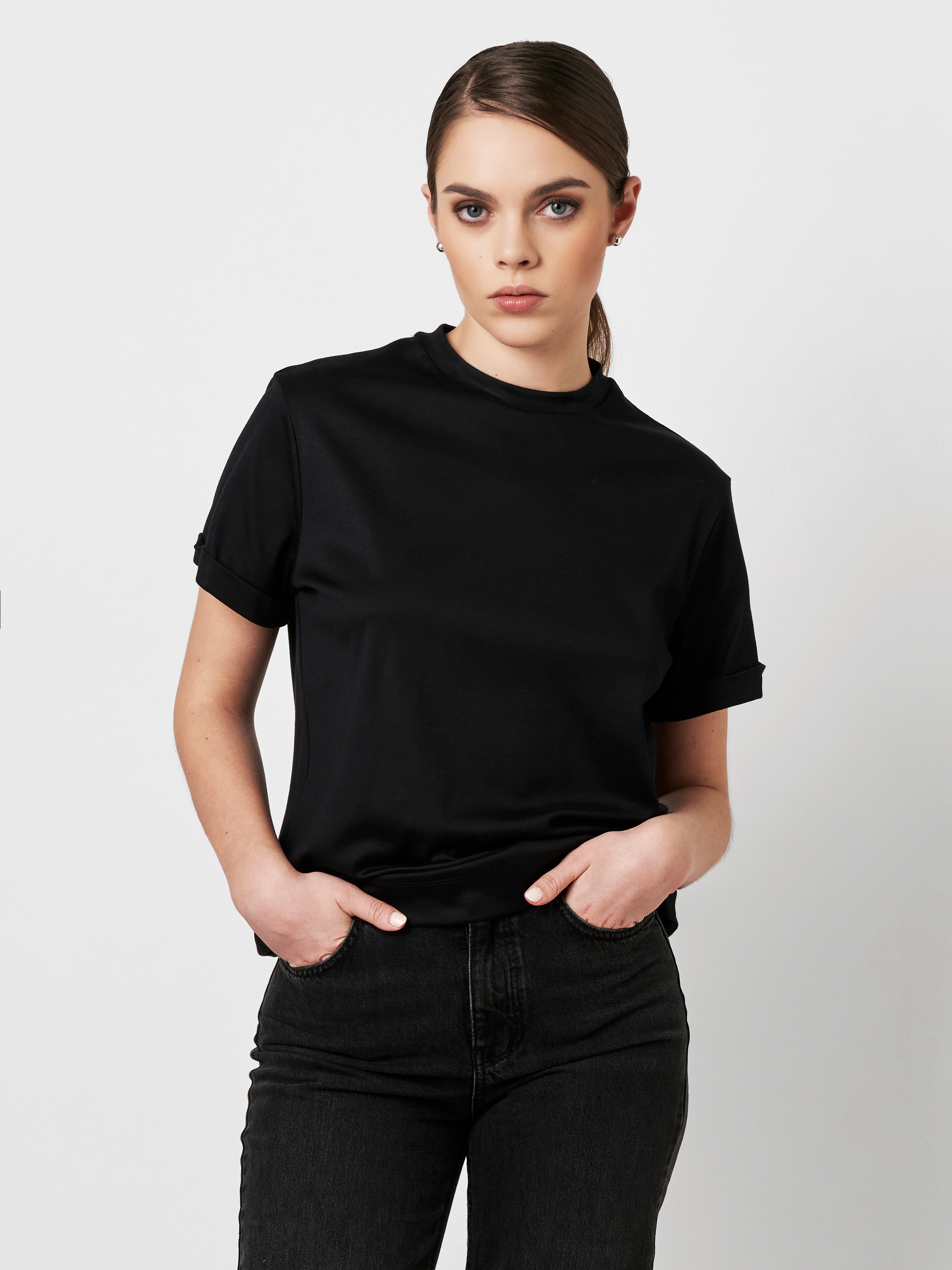 Damenshirt Alexa in black, Frontansicht am Model getragen