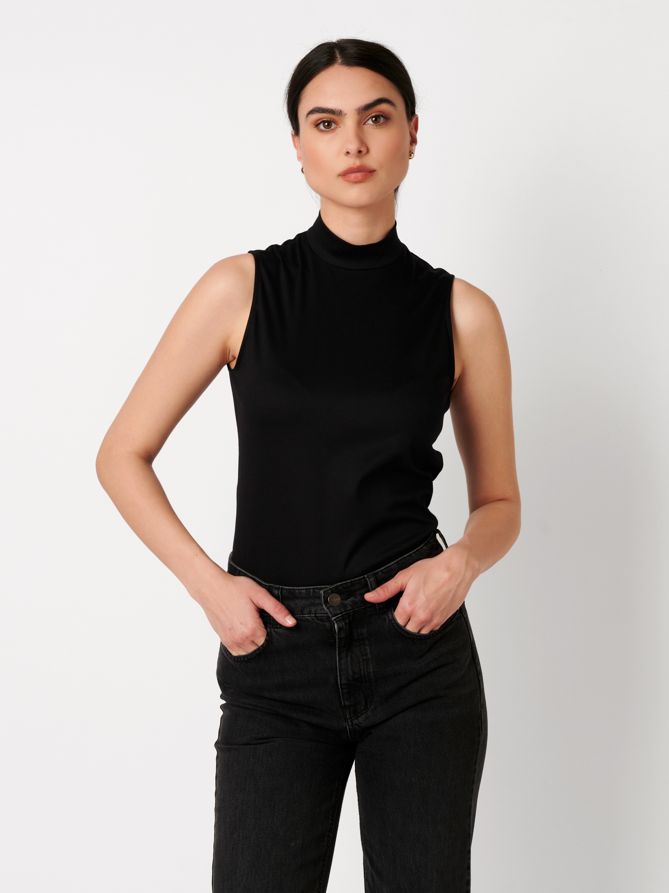 Damentop Alea in black, Frontansicht am Model getragen
