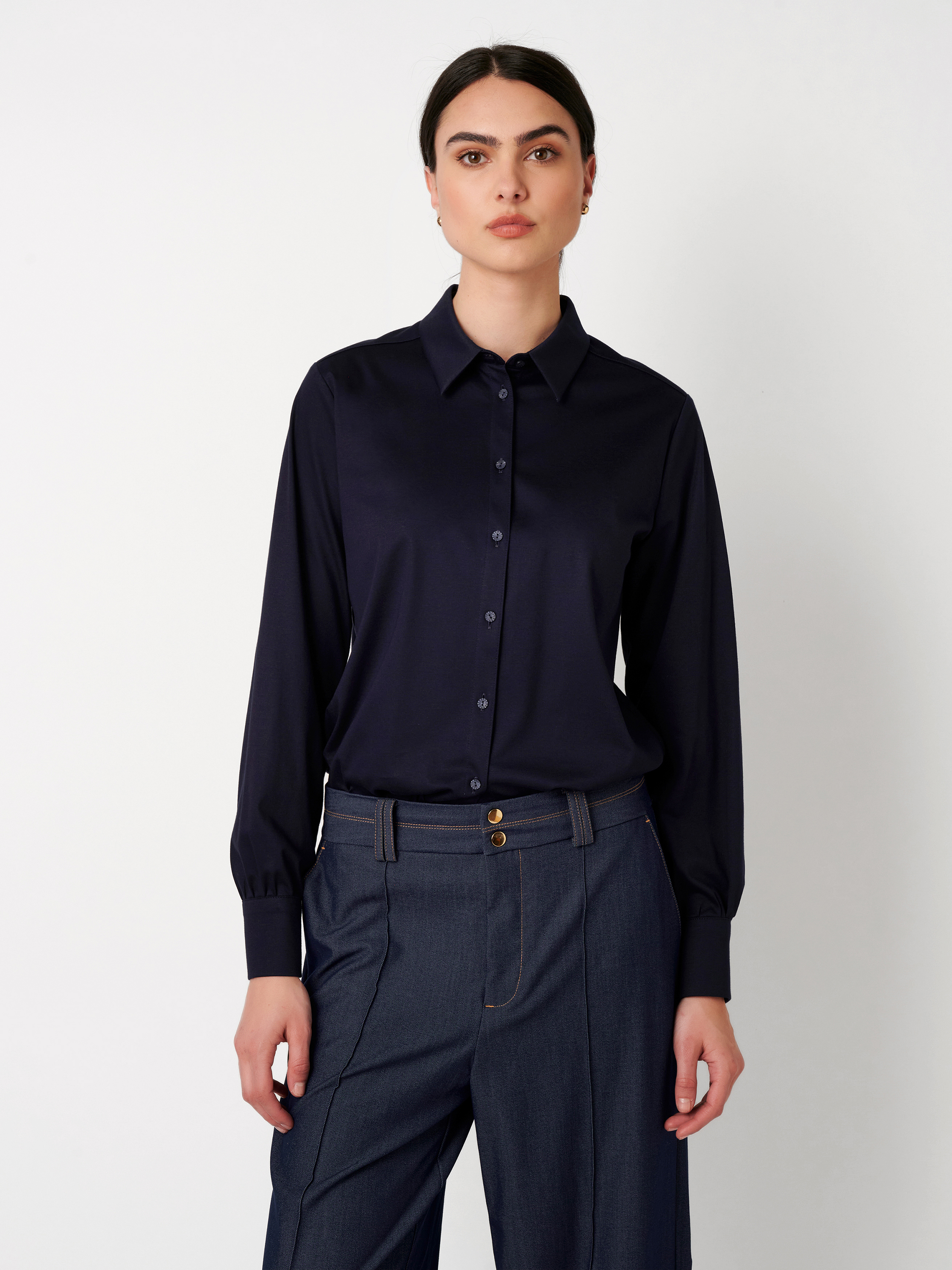 Damenbluse Lizzy in navy, Frontansicht am Model getragen