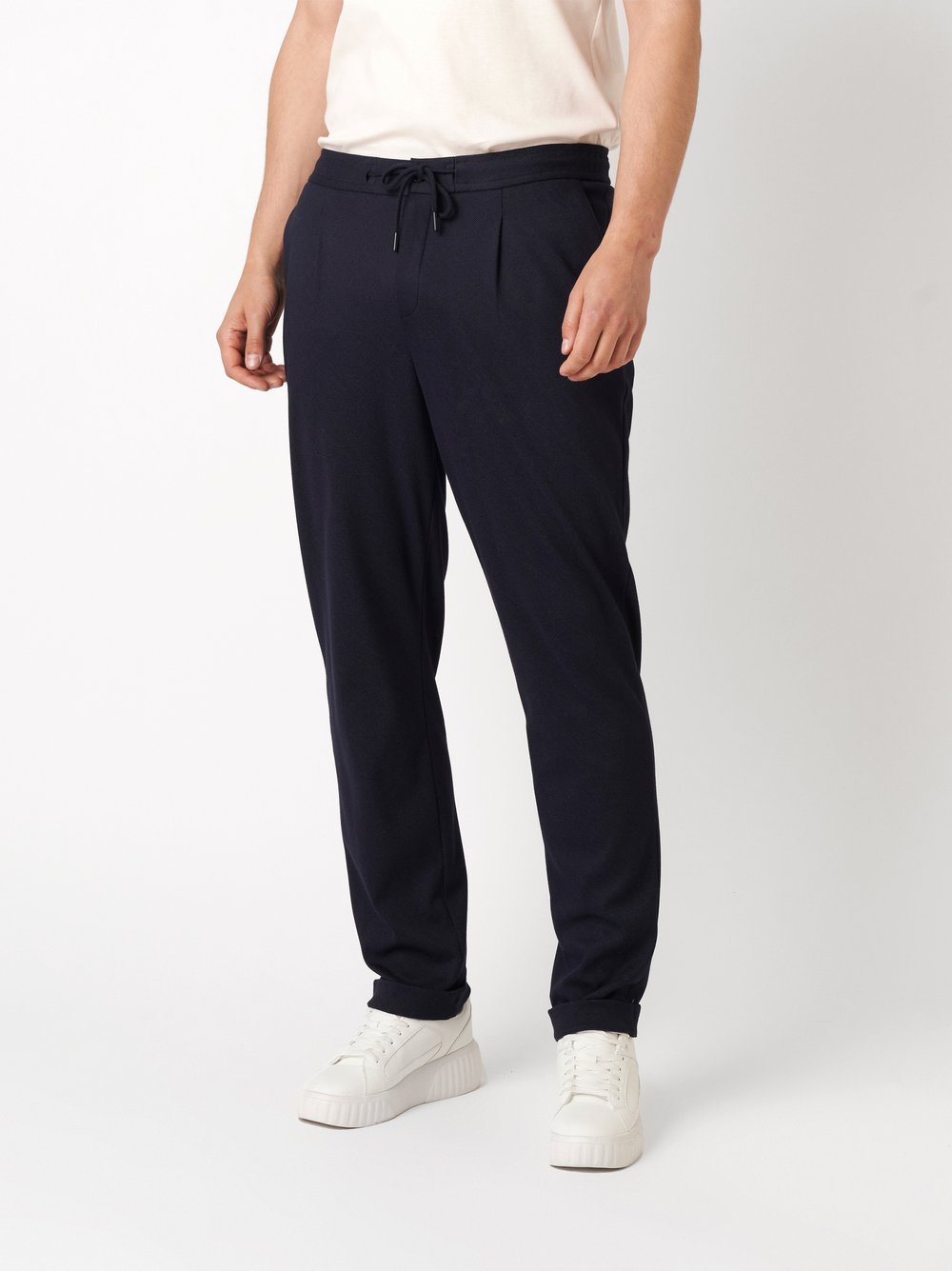 Herrenhose Casual Pants in dark navy twill, Frontansicht am Model getragen