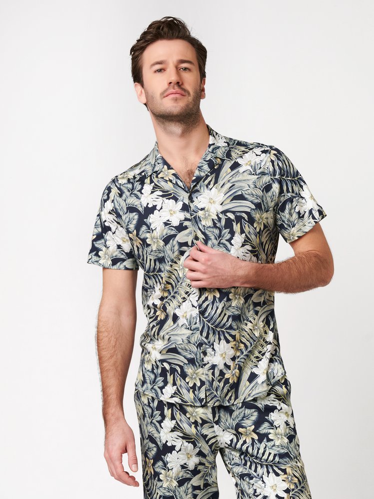 Herrenhemd Casual Lido in pastel green flowers, Frontansicht am Model getragen