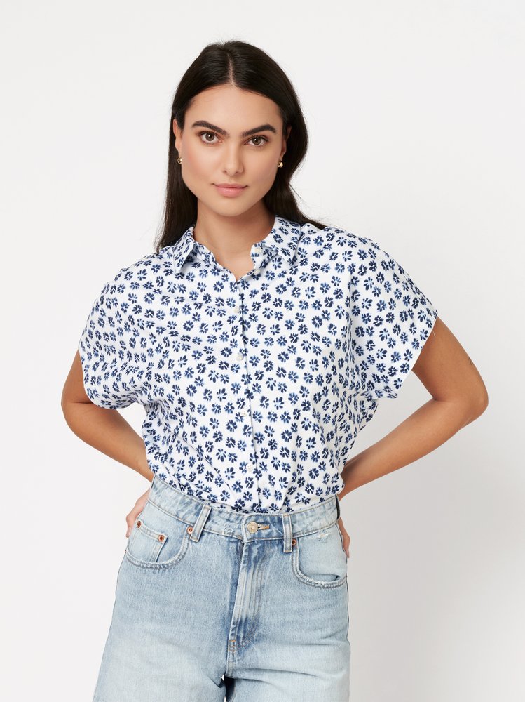 Damenbluse Florine in petit fleurs blue, Frontansicht am Model getragen