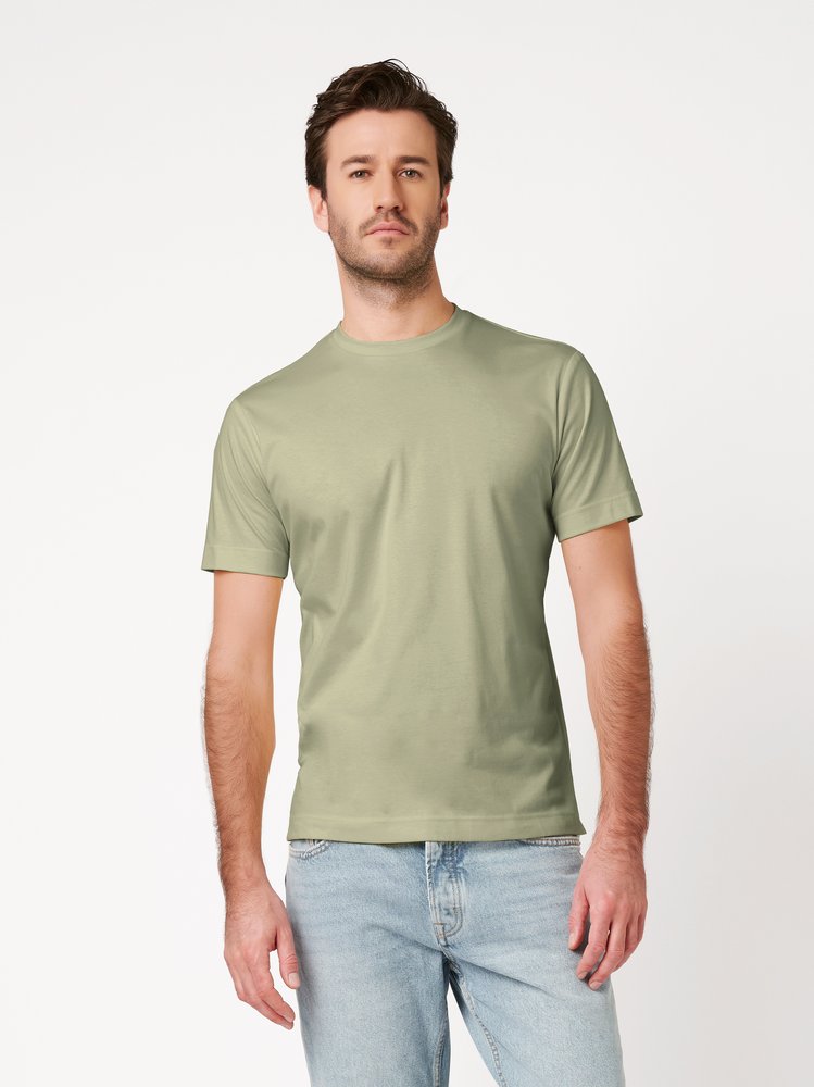 Herrenshirt Casual Roundneck in solid green, Frontansicht am Model getragen