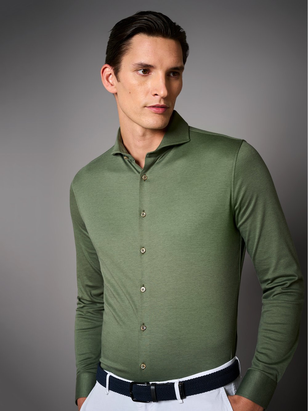 Herrenhemd Luxury Hai in forrest green pique, Frontansicht am Model getragen