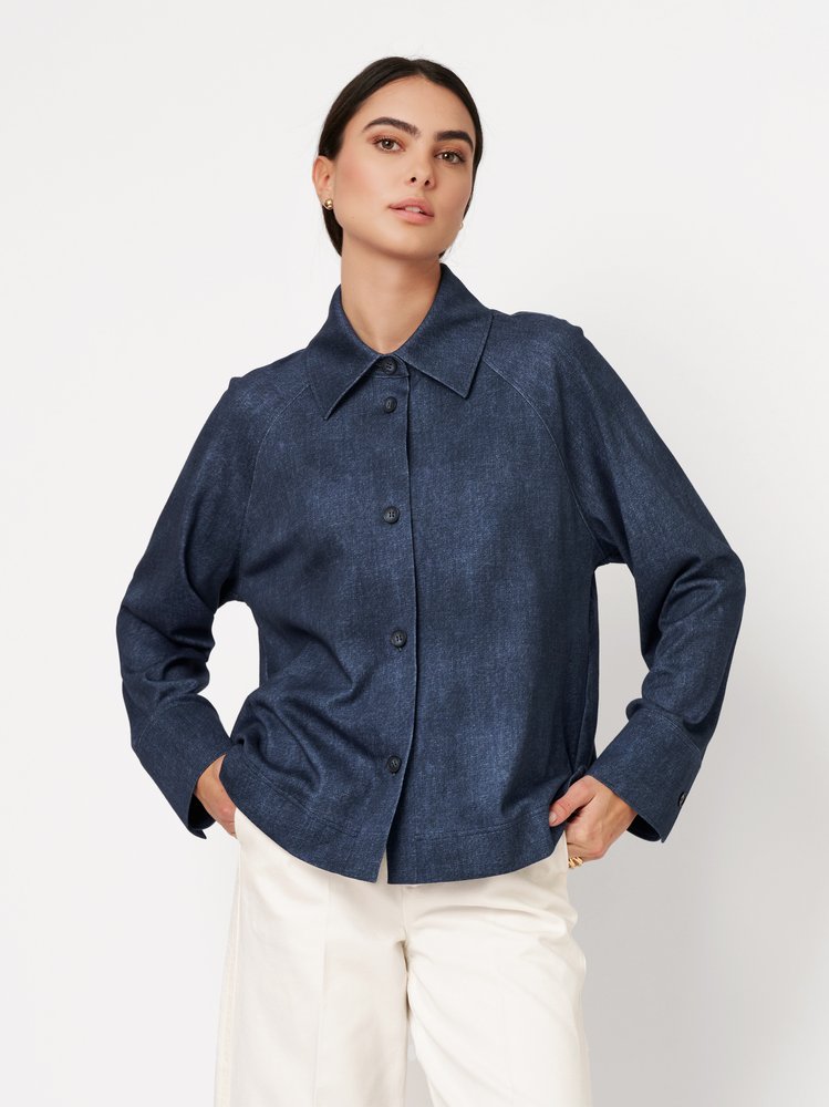 Damenbluse Sina in dark blue denim, Frontansicht am Model getragen