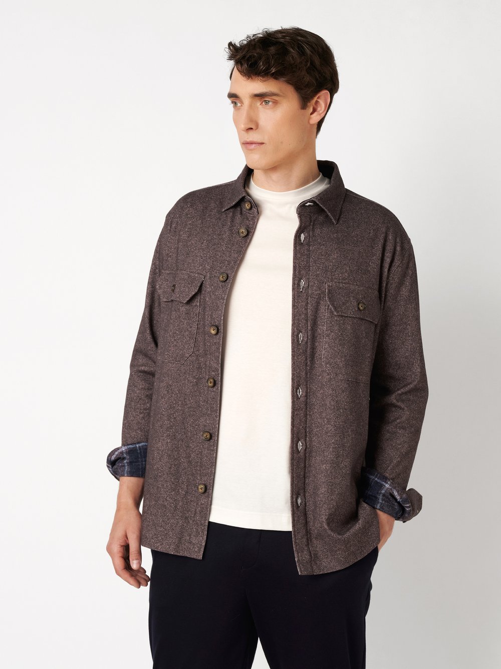 Herrenhemd Casual Shacket in brown twill, Frontansicht am Model getragen