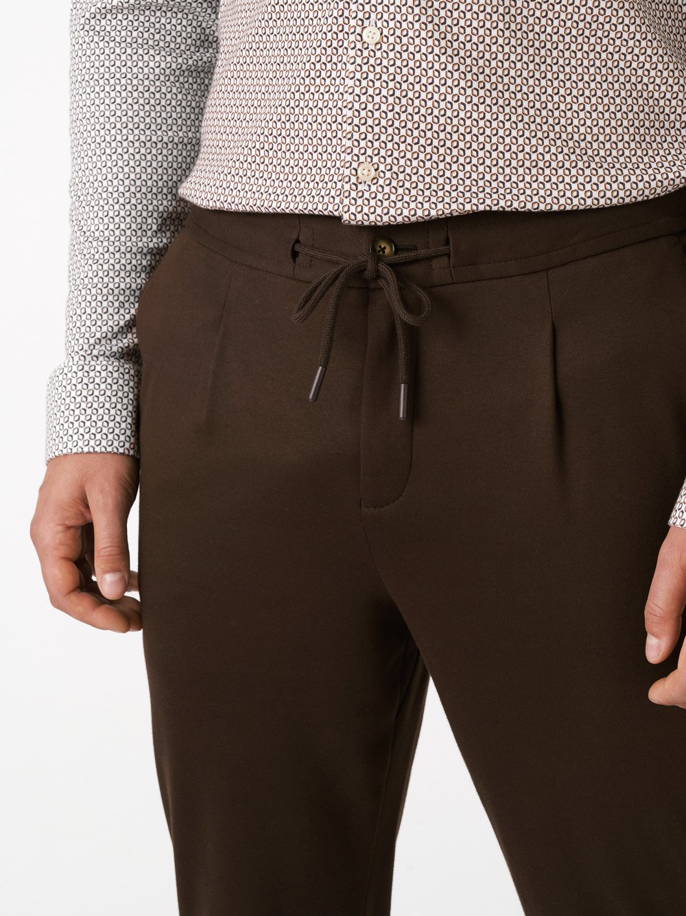 Mens trousers casual in solid brown, detail view