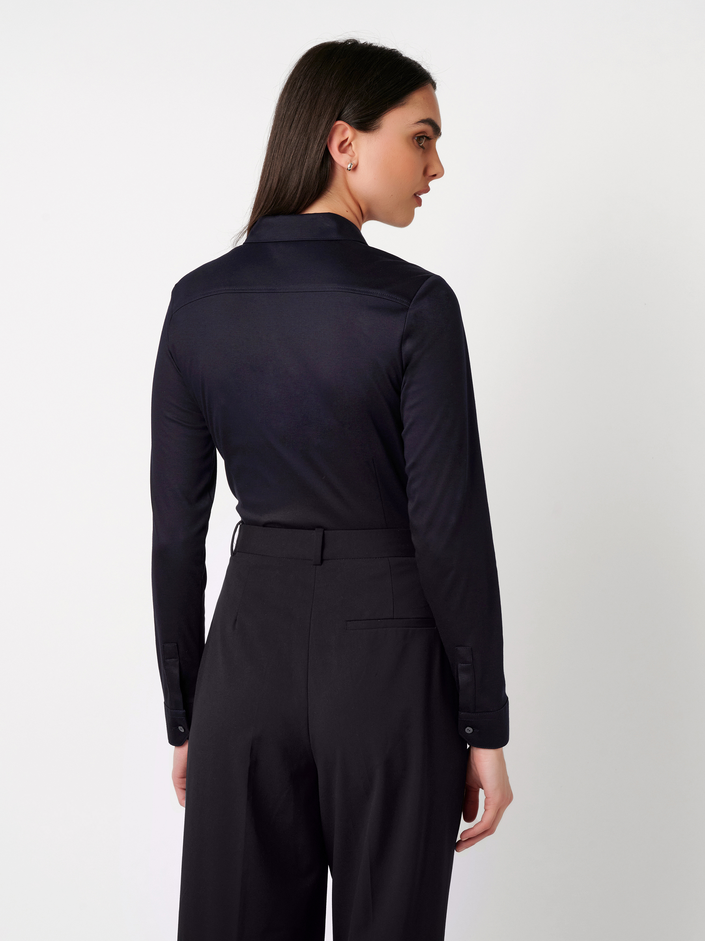 Damenbluse Pia in solid midnight blue, Rueckansicht am Model getragen