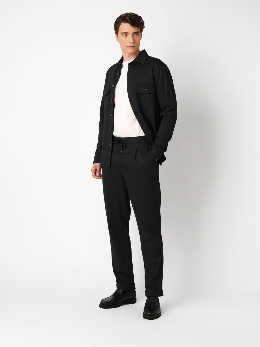Herrenhose Casual Pants in black twill, Outfitansicht am Model