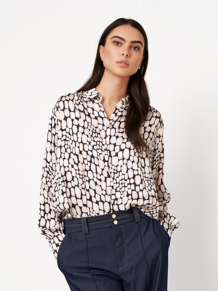 Damenbluse Lena in abstract stone navy, Frontansicht am Model getragen