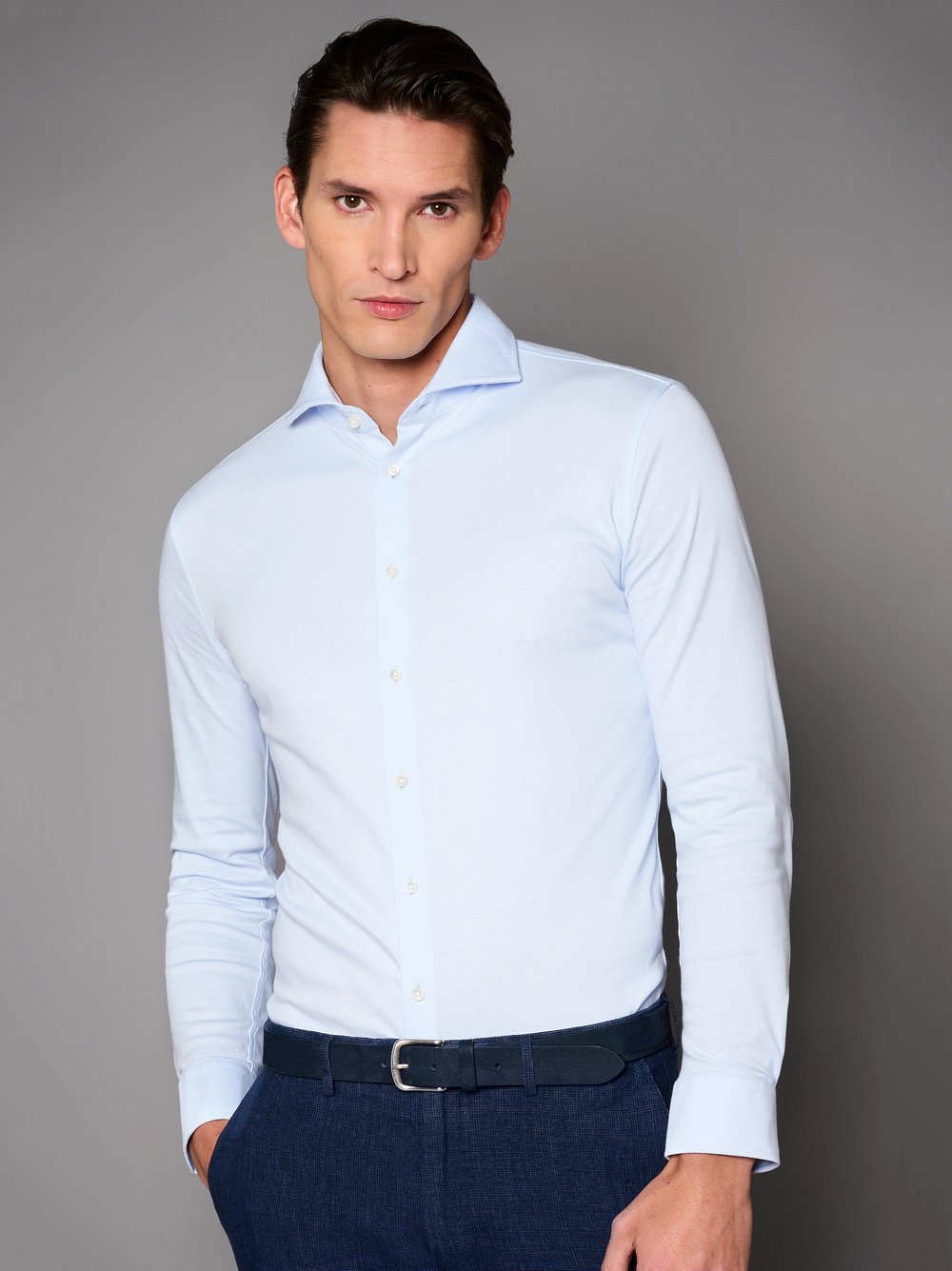 Herrenhemd Luxury Hai in light blue stripes, Frontansicht am Model getragen