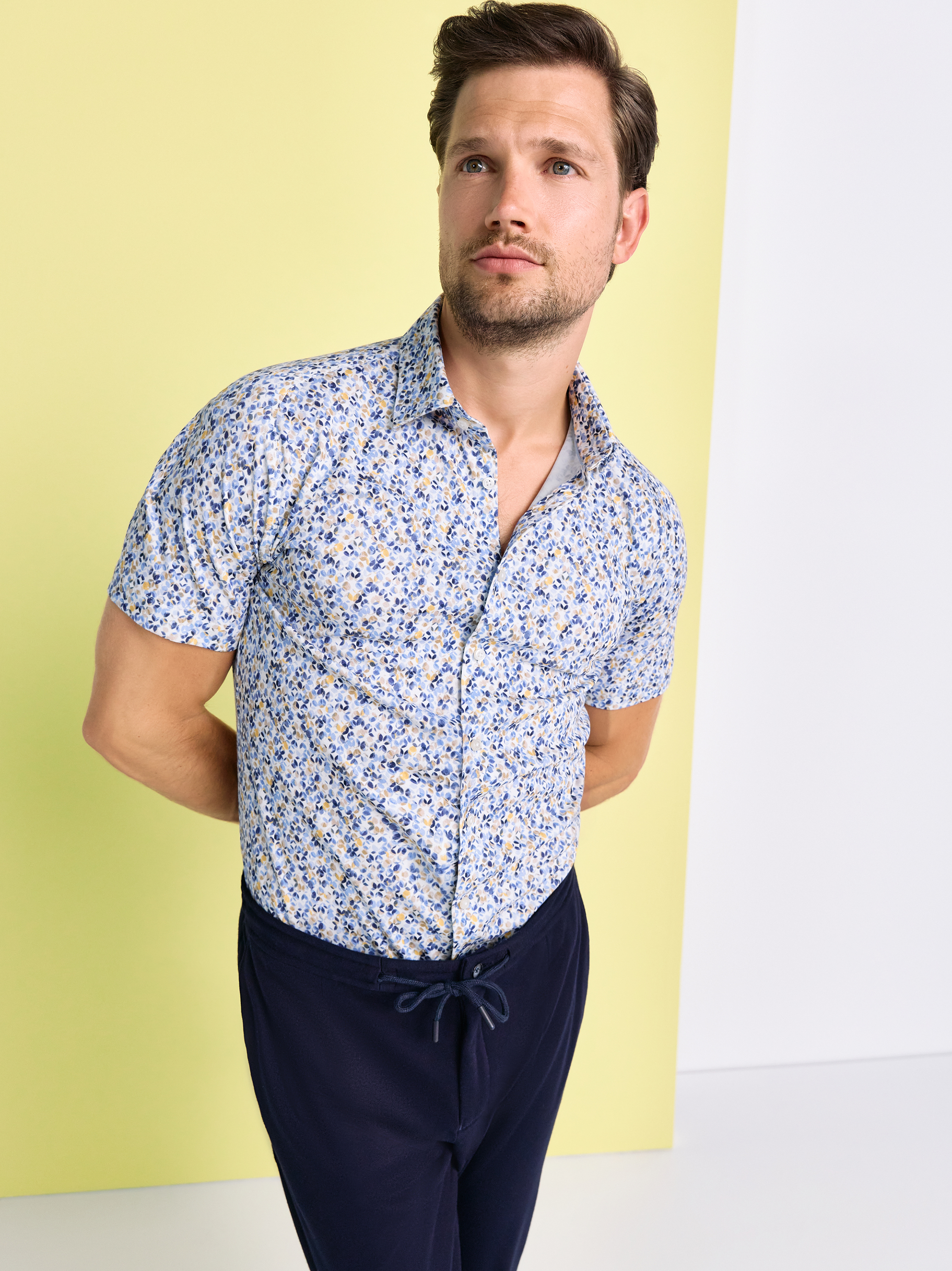 Herrenhemd Casual Kent in blue yellow prints, Frontansicht am Model getragen
