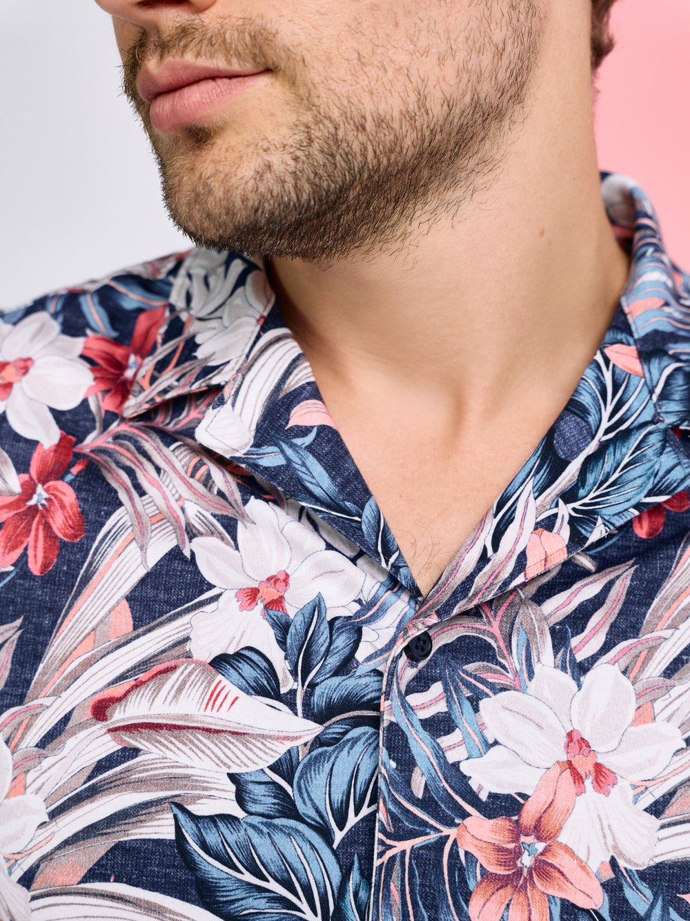Mens shirt casual lido in apricot and blue flowers, detail view
