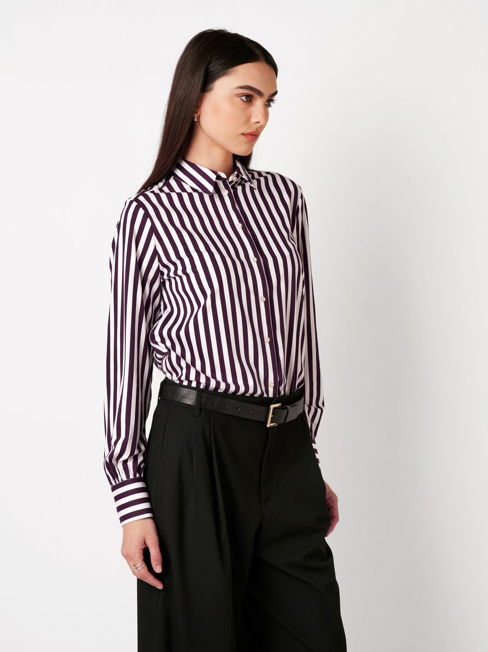 Womens blouse Lizzy in boldstripe burgundy, front view worn by model